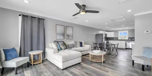 Image 3: Living Area View 4
