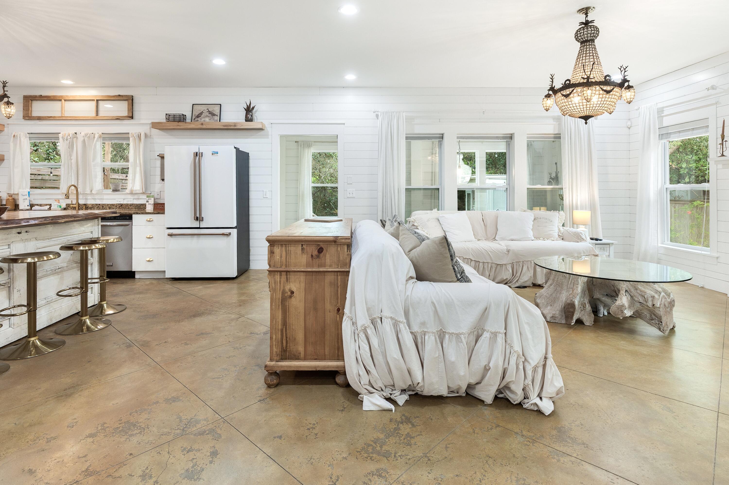 Image 1: Living Area