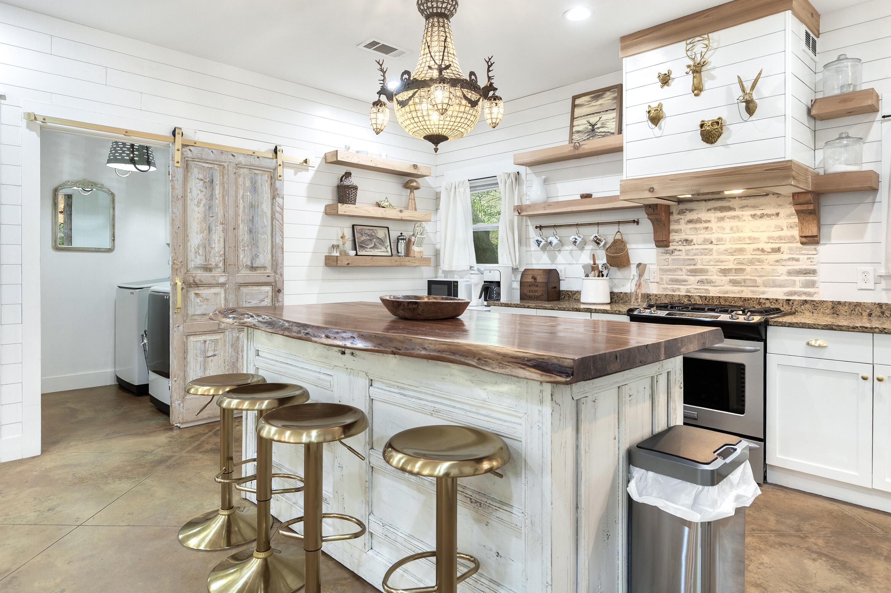 Image 4: Kitchen