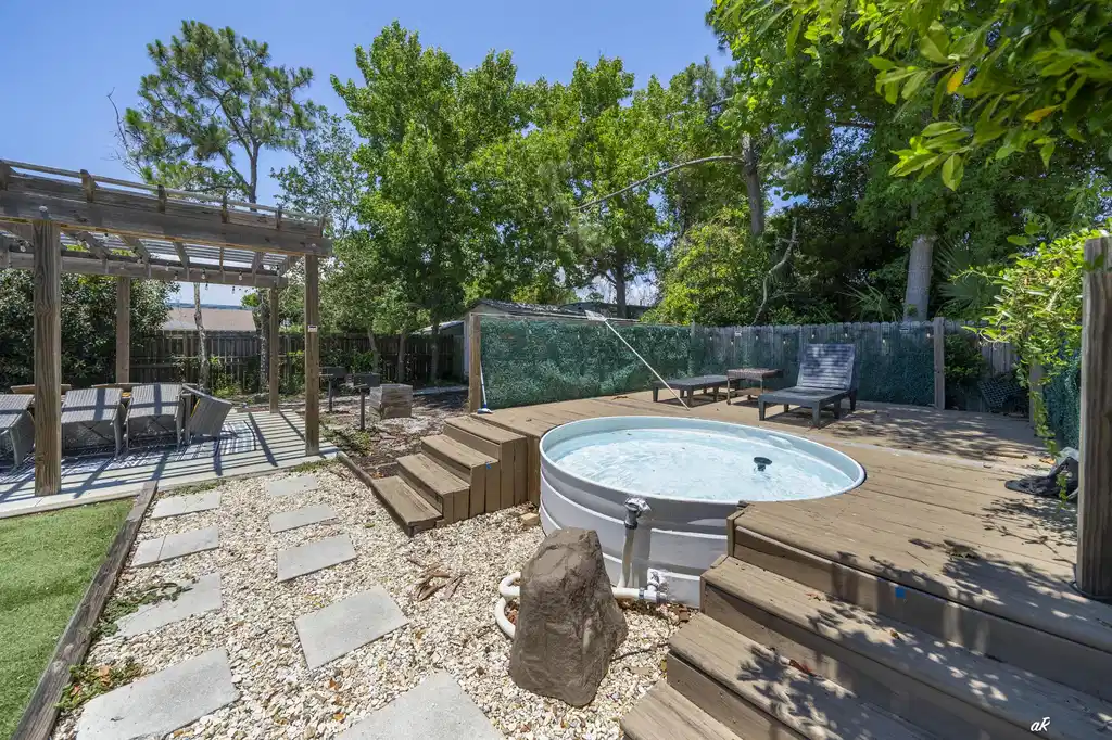 Image 1: Back Hot tub