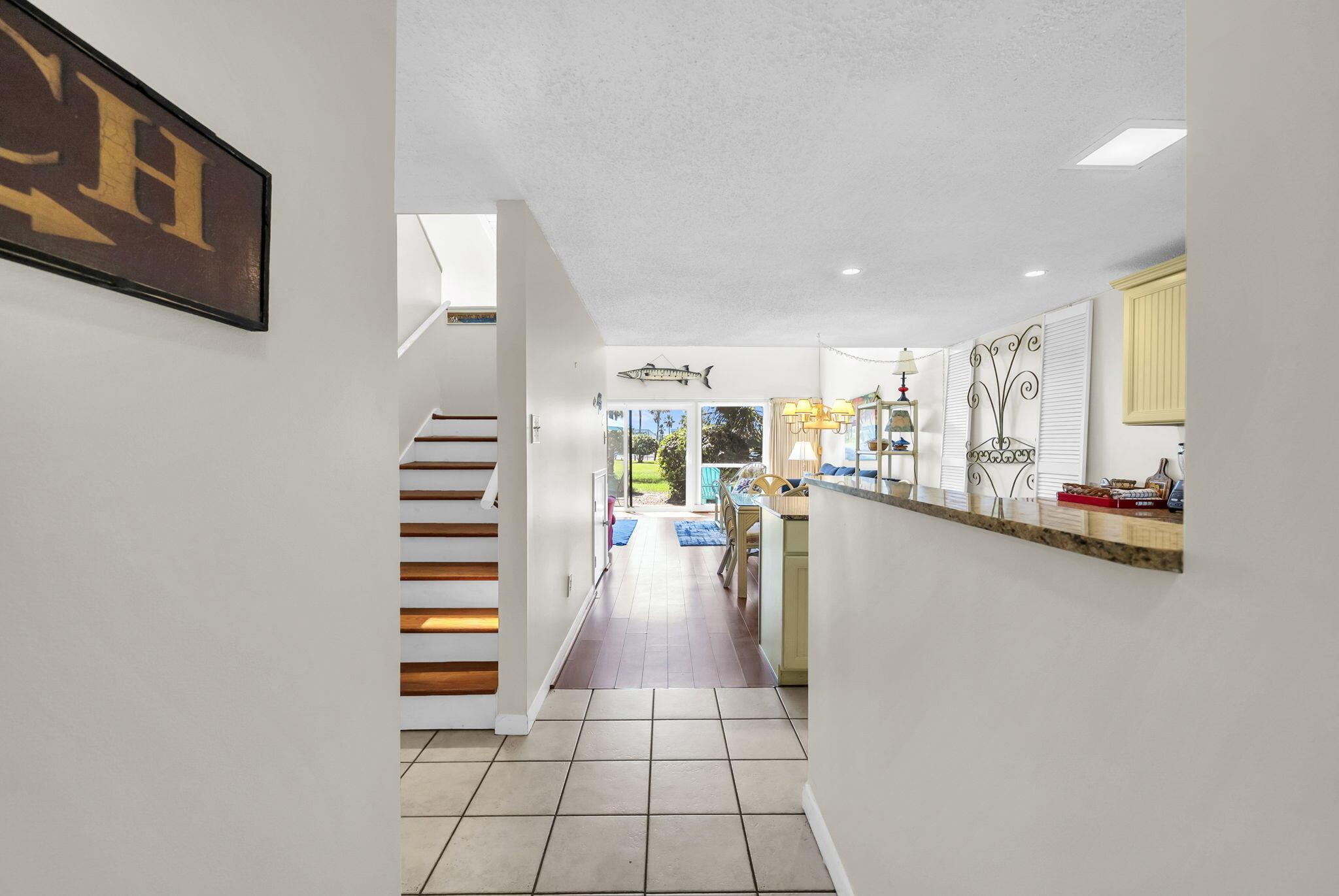 Image 4: Entryway