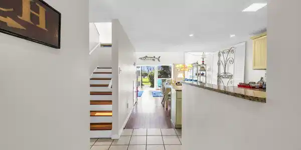 Image 4: Entryway