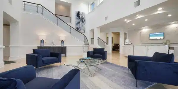 Image 4: 3 lobby