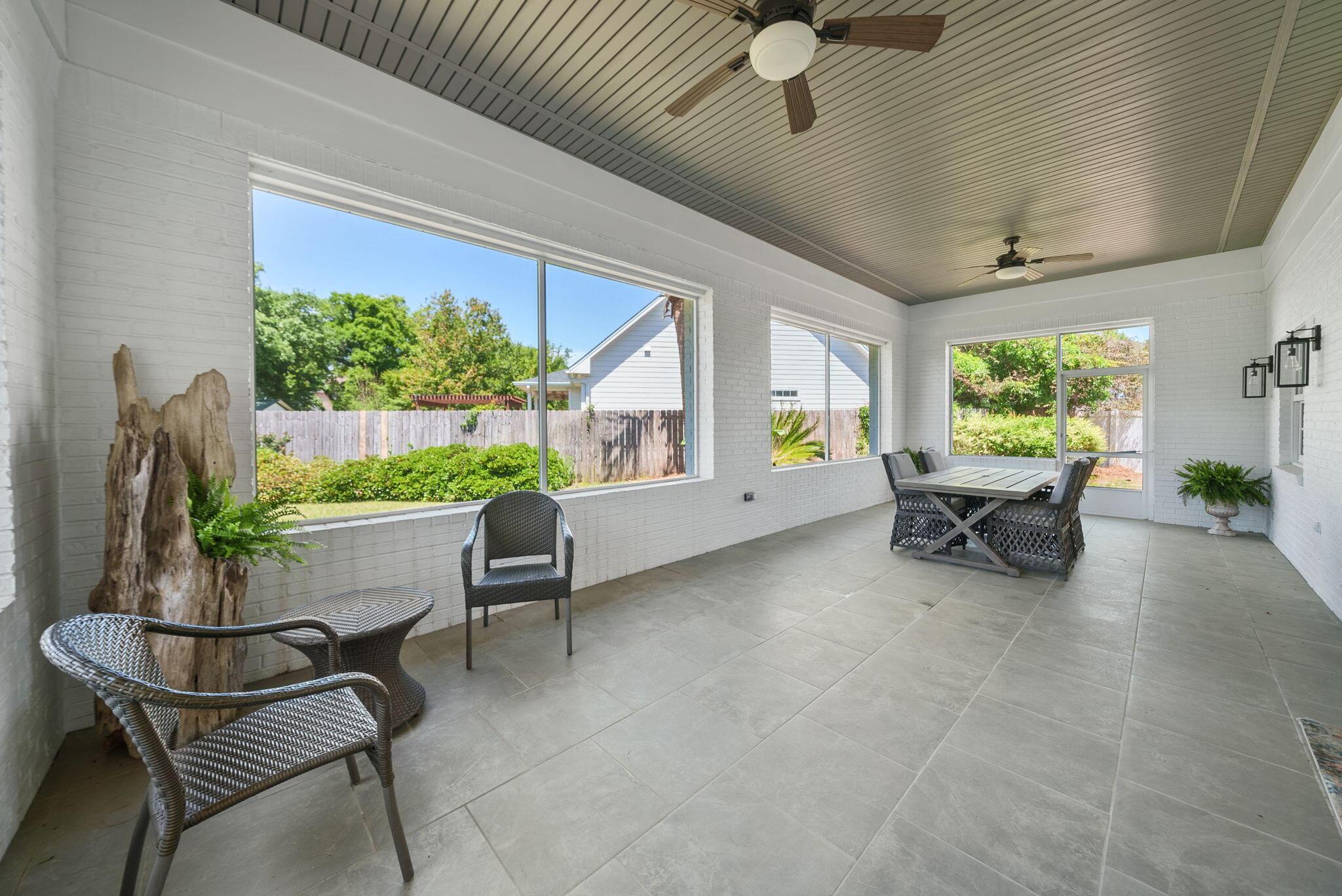 Image 4: Screened-In Porch
