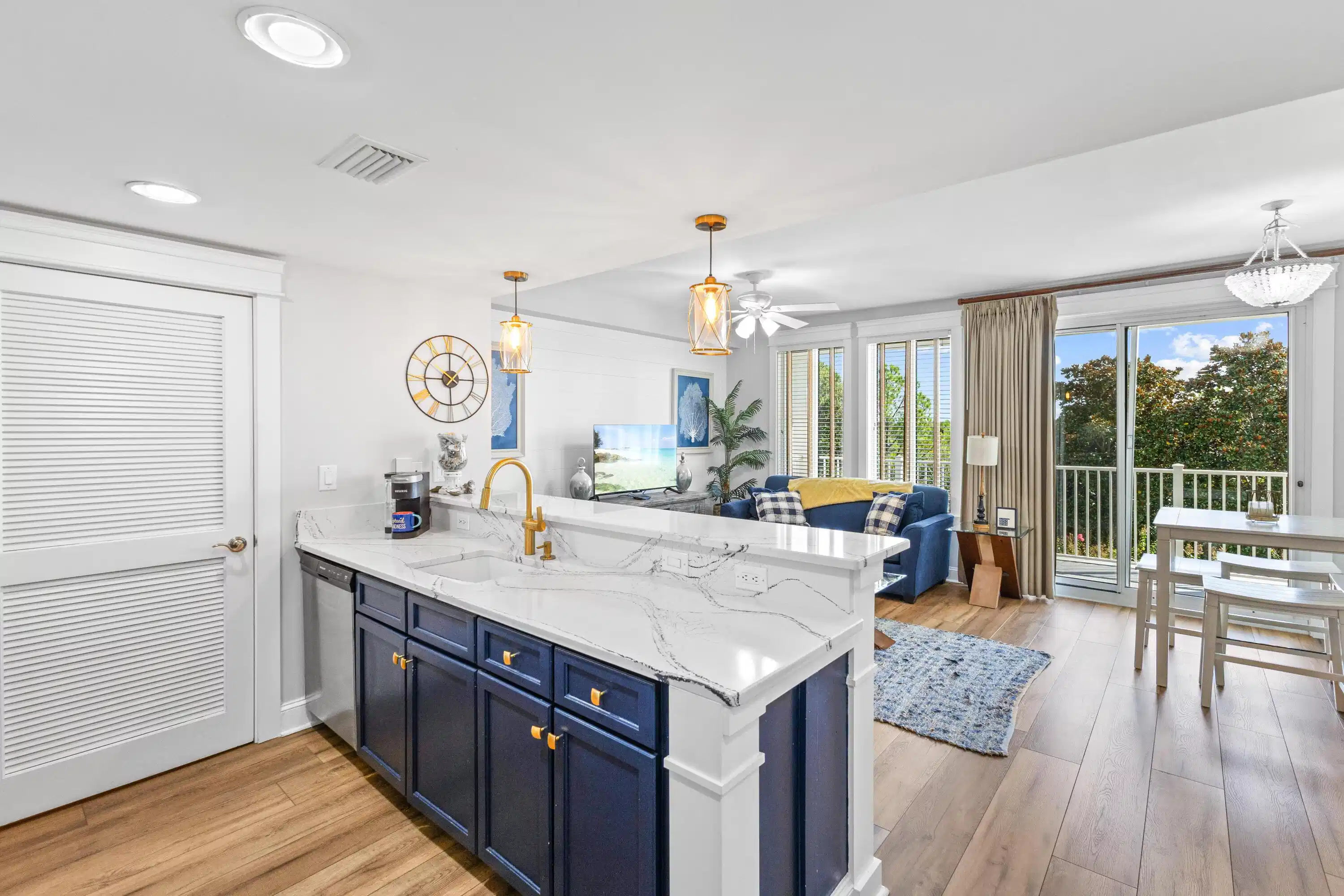 Image 1: Living Area & Kitchen