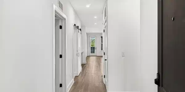 Image 3: Welcoming entry