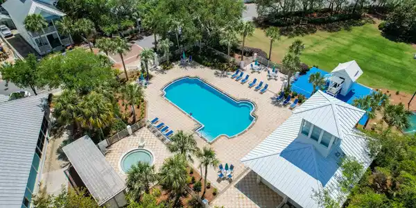 Image 3: CarillonExterior:InteriorPool2