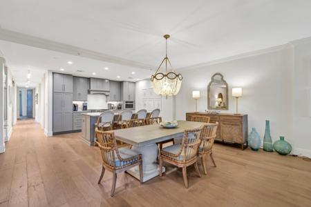 46 N Barrett Square