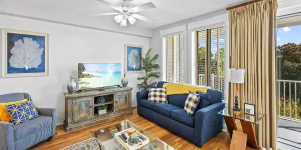 Image 4: Living Area