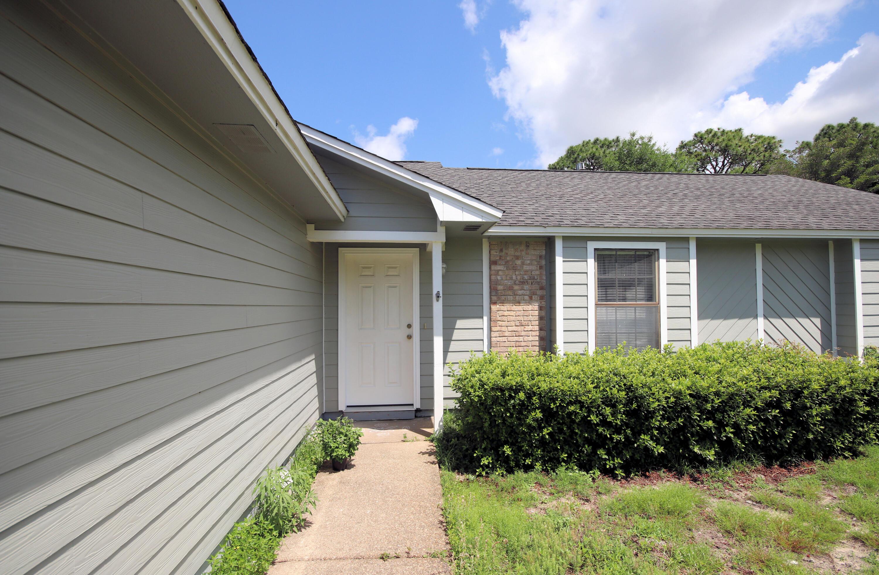 Image 4: 128MeadowWoodsFrt411
