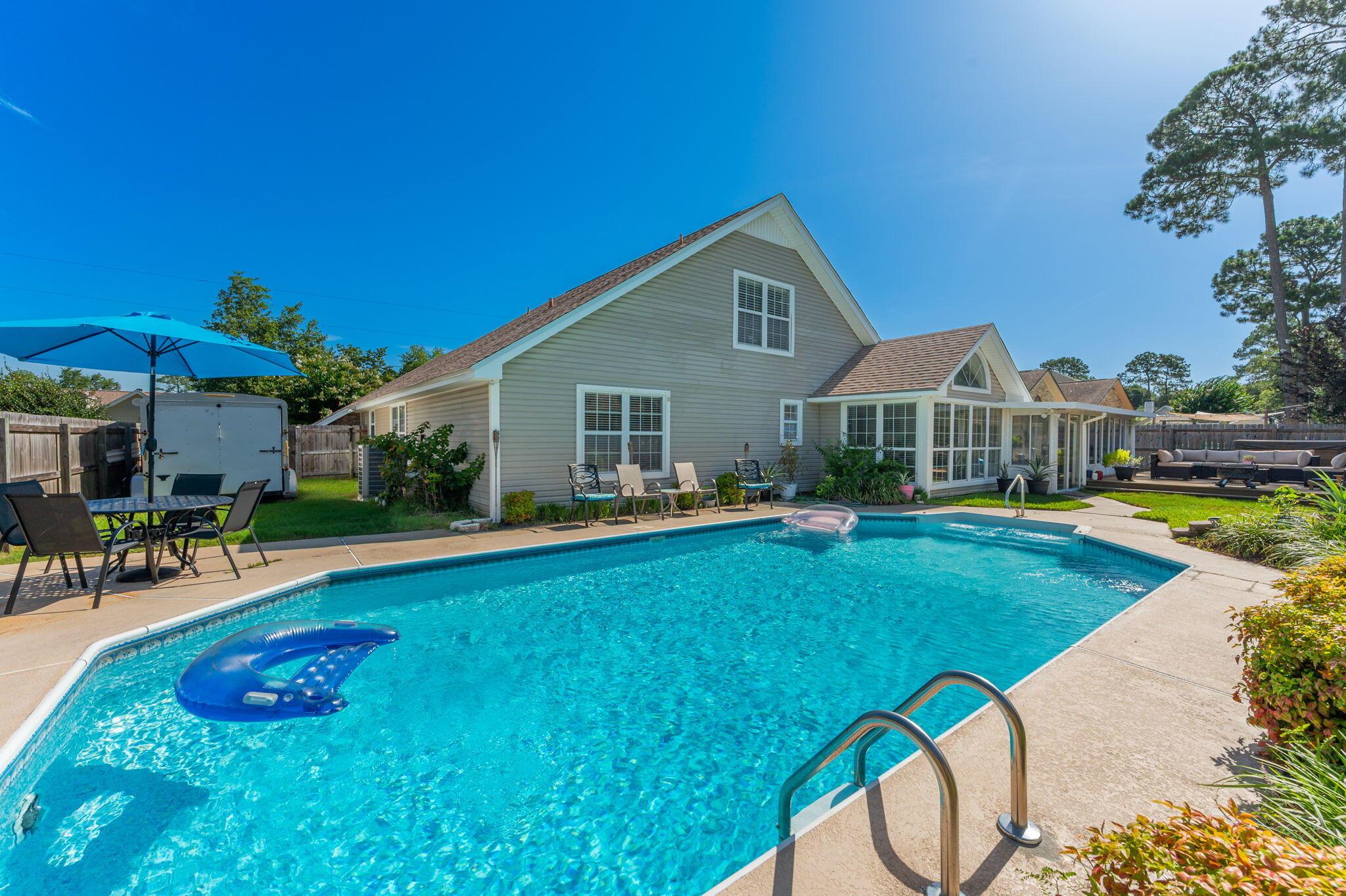 Image 2: Pool
