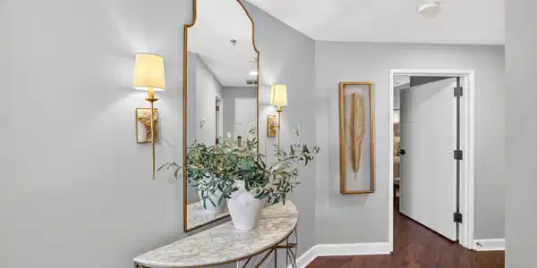 Image 4: foyer