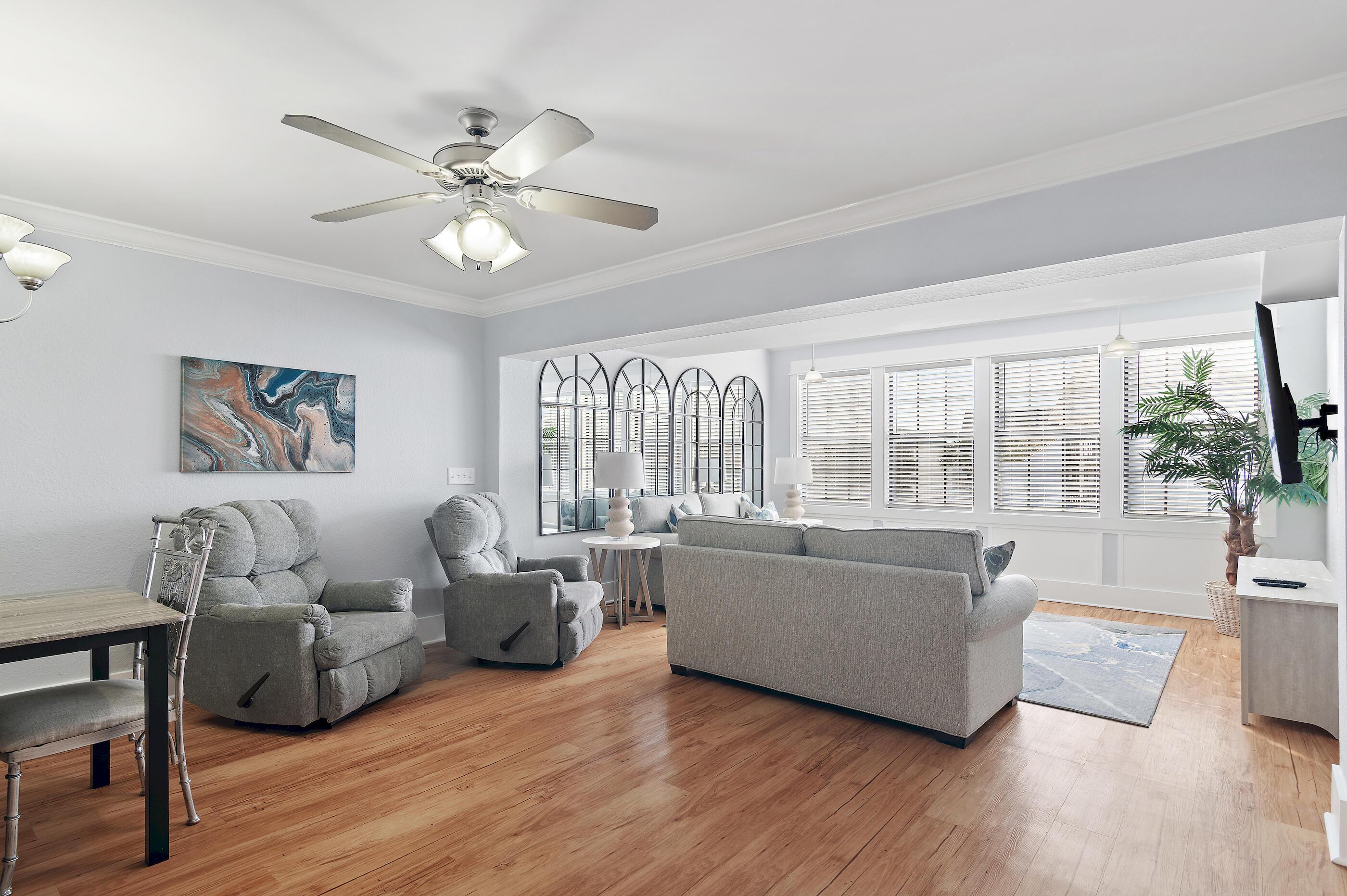 Image 4: Living Room