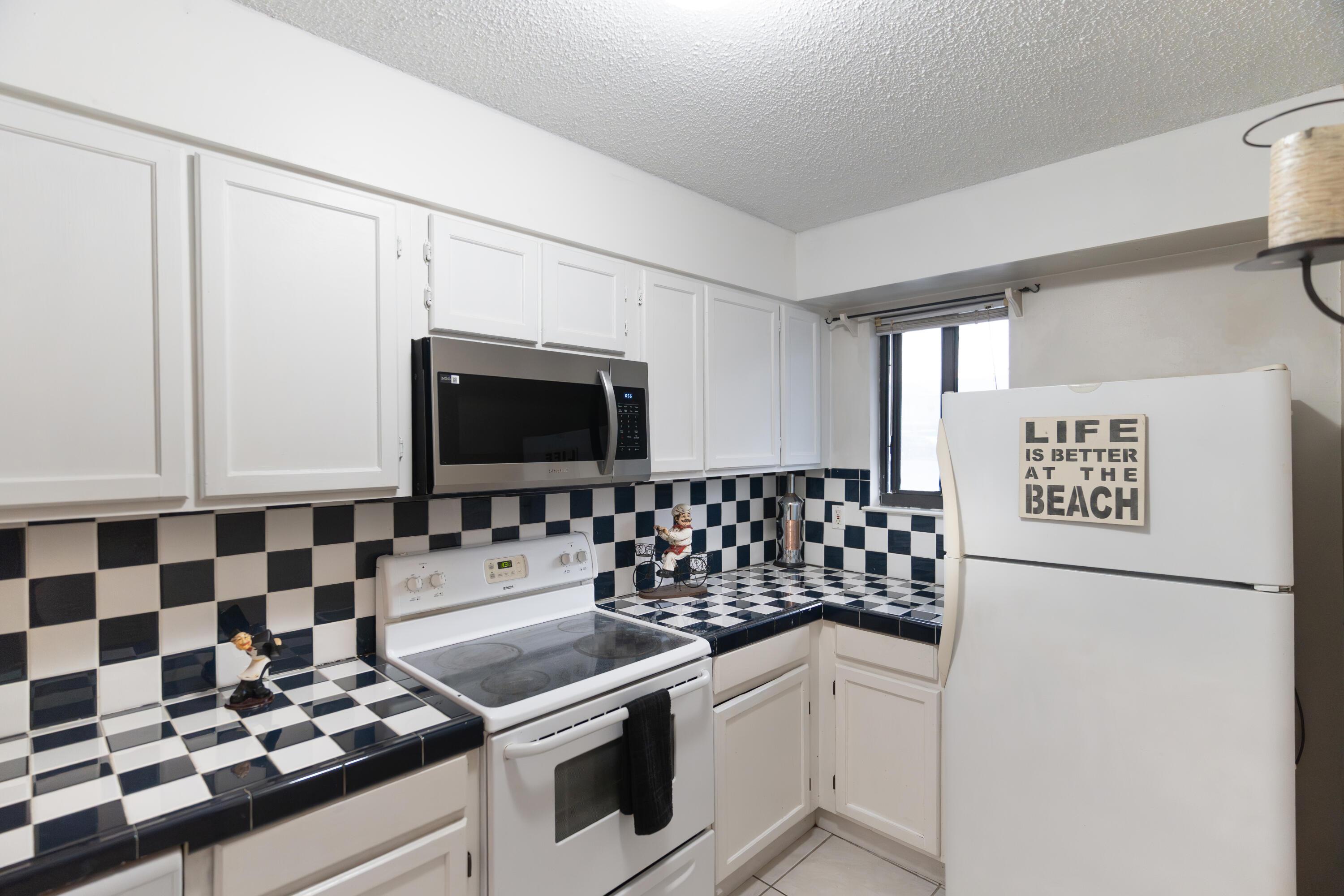Image 4: Kitchen 2