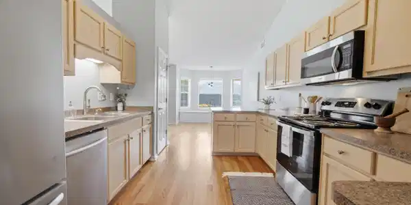 Image 4: Kitchen