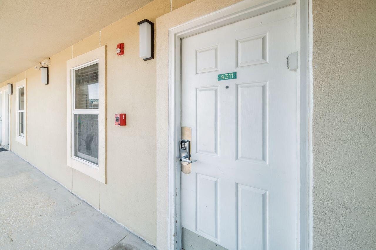 Image 3: Door to unit