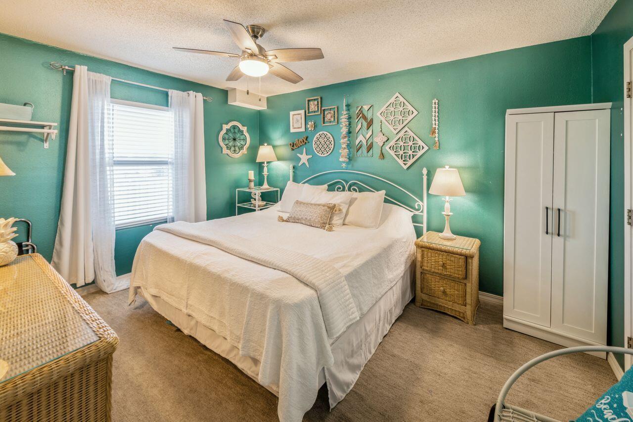Image 4: Bedroom