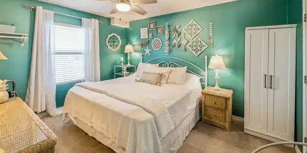 Image 4: Bedroom