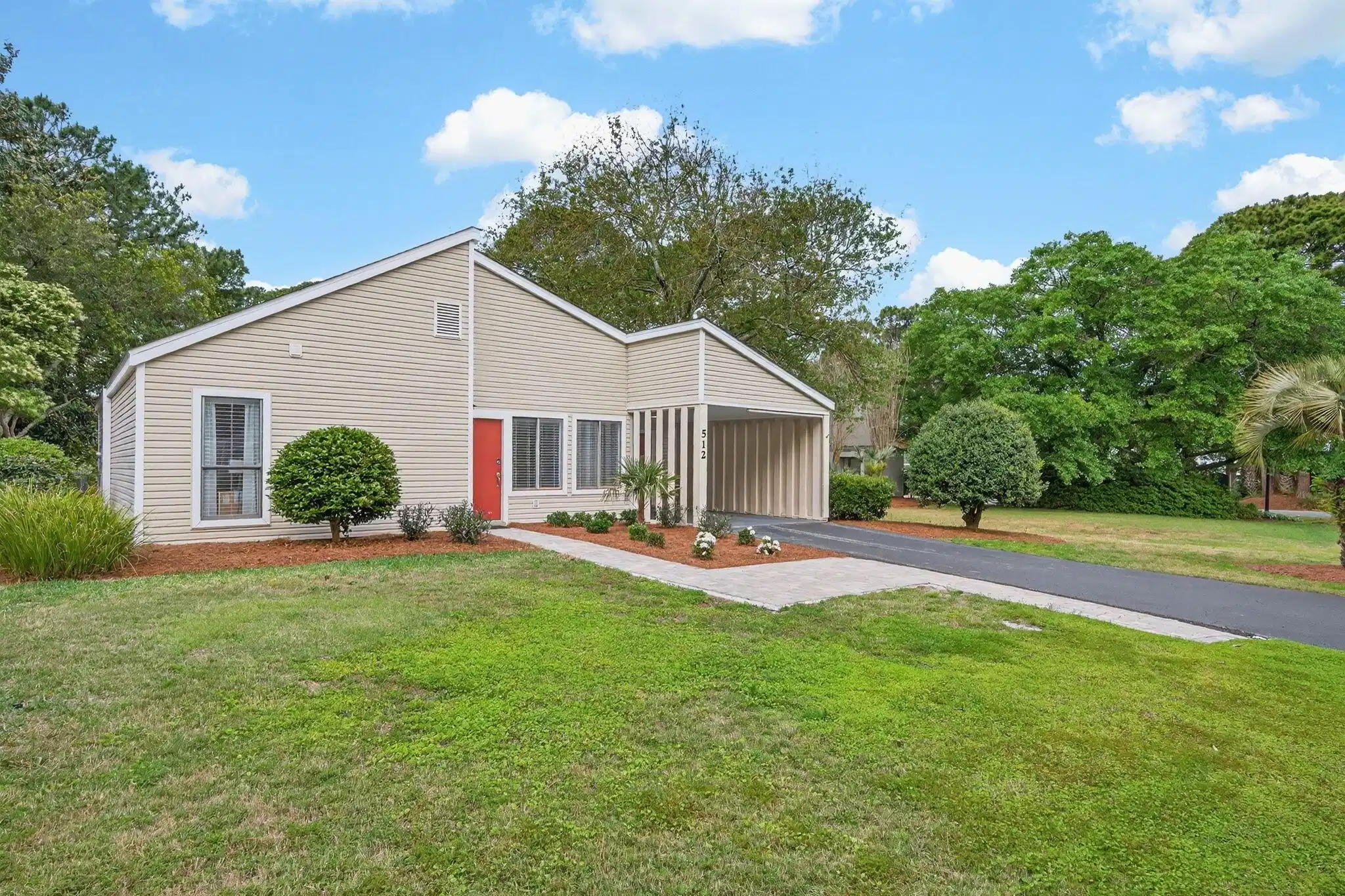 Image 1: 1-web-or-mls-A7400894