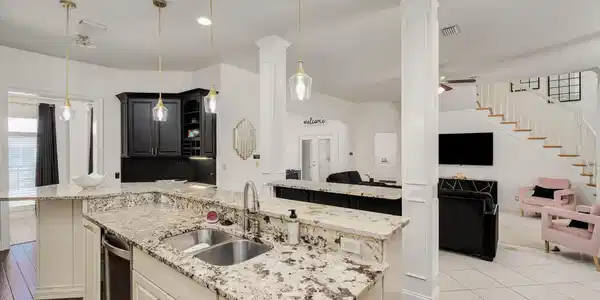 Image 4: Image #4 | Kitchen with granite countert