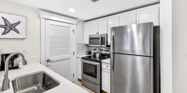 Image 3: Kitchen
