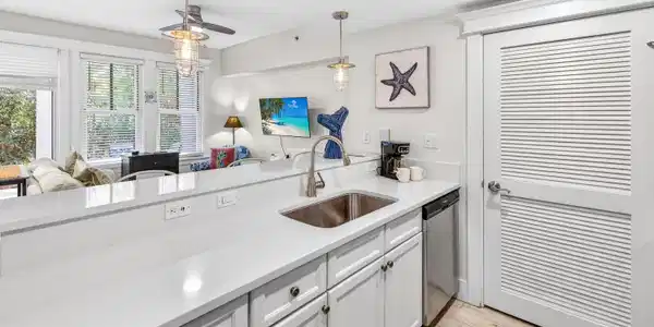Image 4: Kitchen