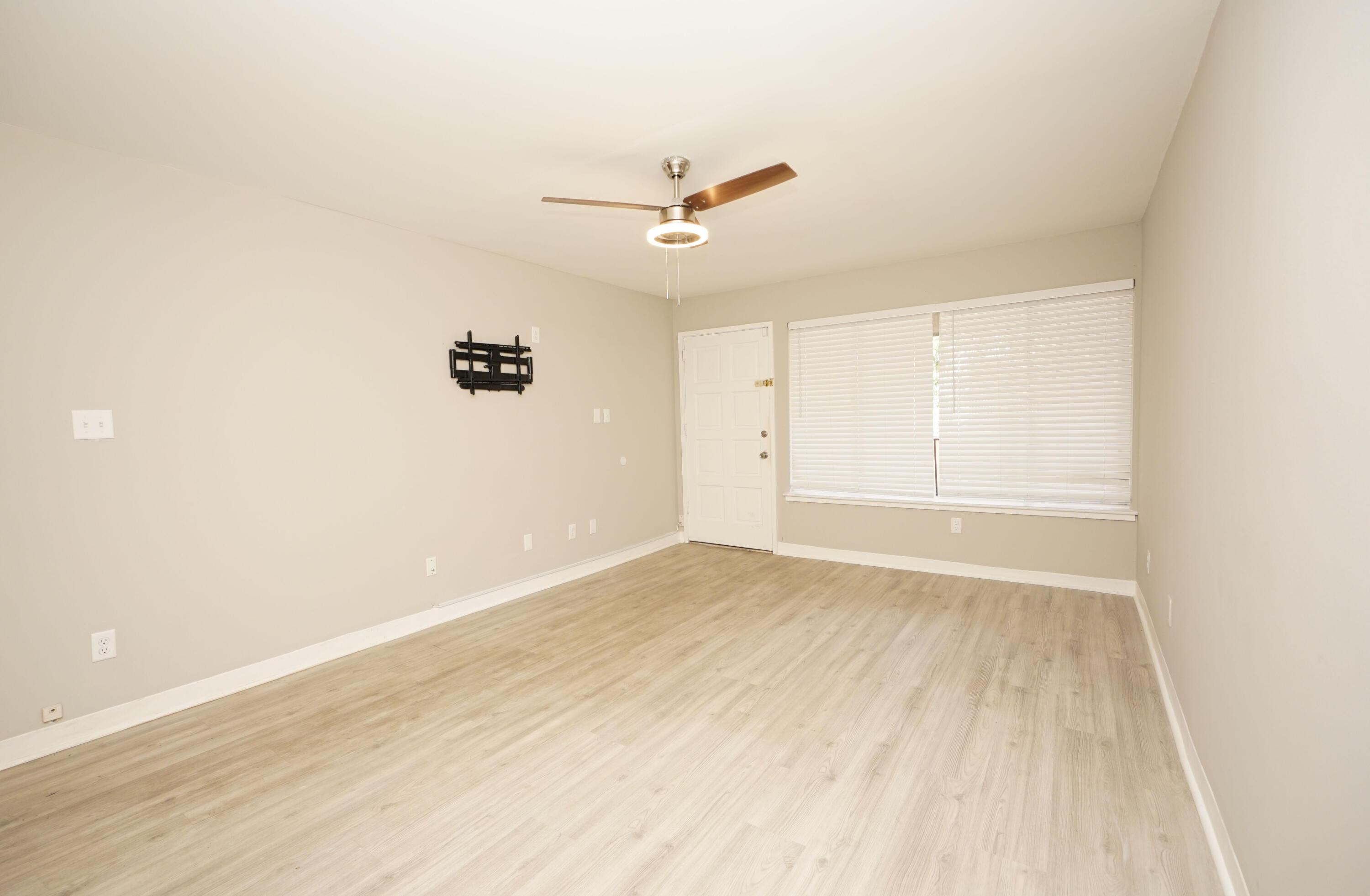 Image 4: Living room