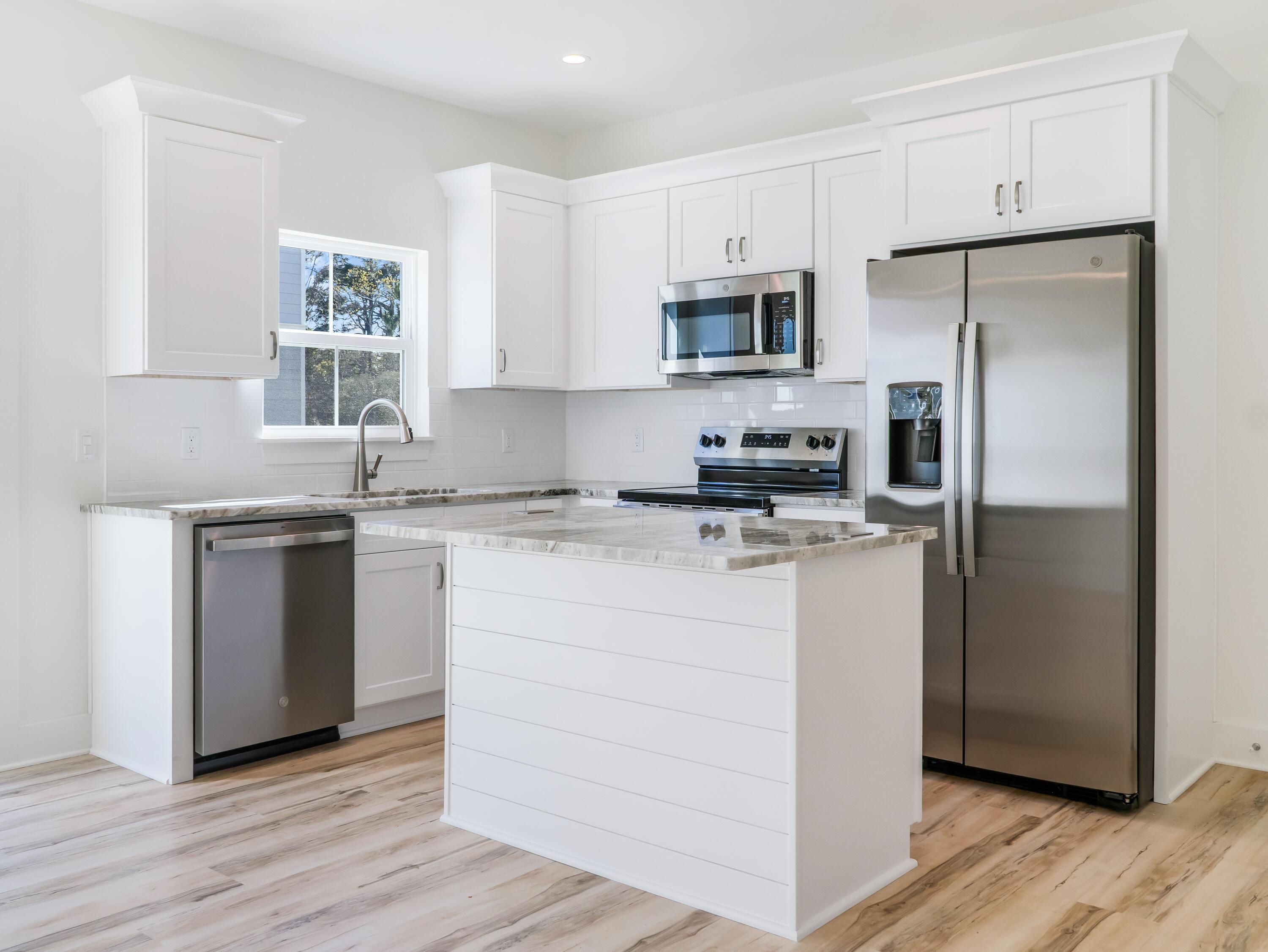Image 4: Kitchen