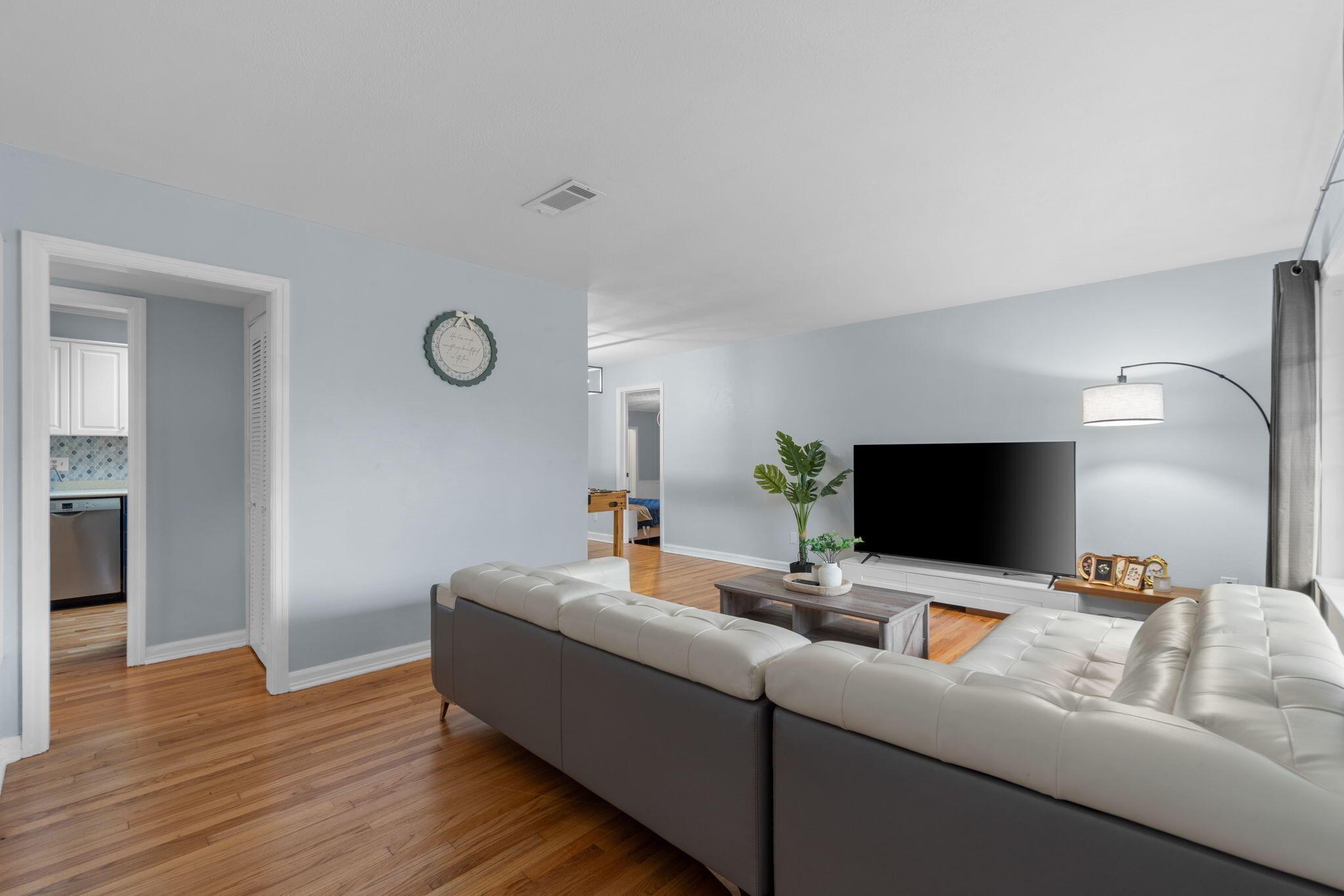 Image 2: 218 Katherine Place