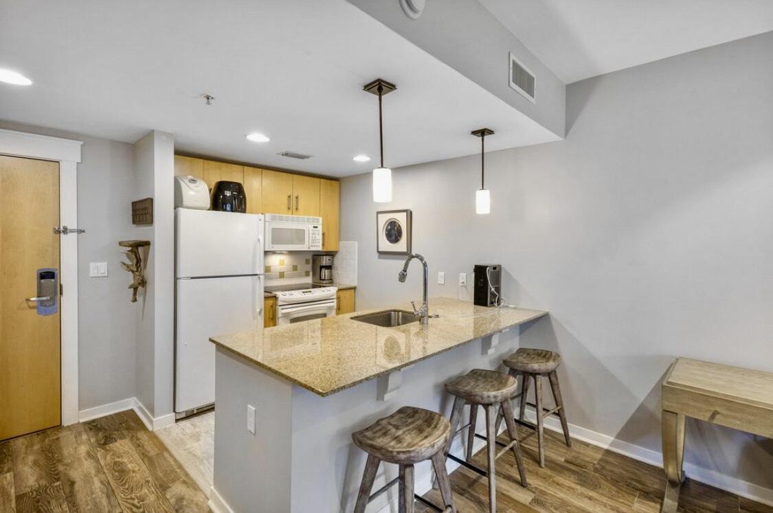 Image 3: Kitchen