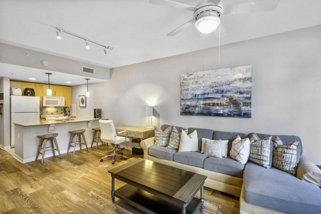 Image 4: Living room