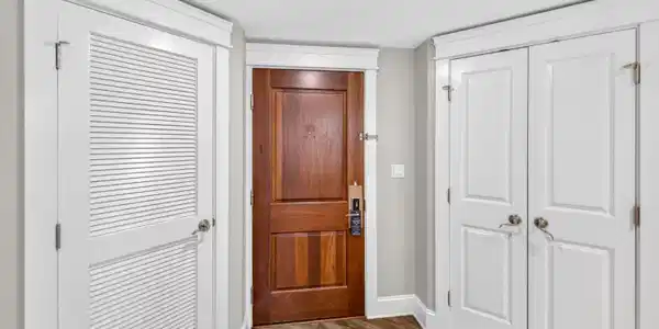 Image 4: Entry