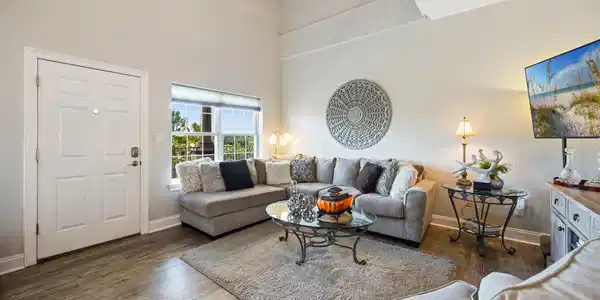 Image 4: Living Area