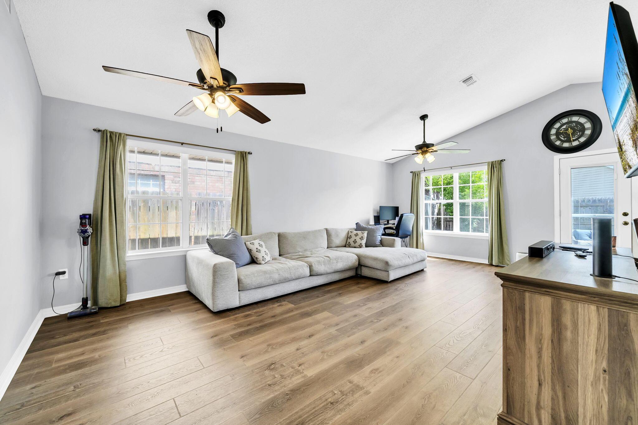 Image 3: 15-web-or-mls-DSC03277