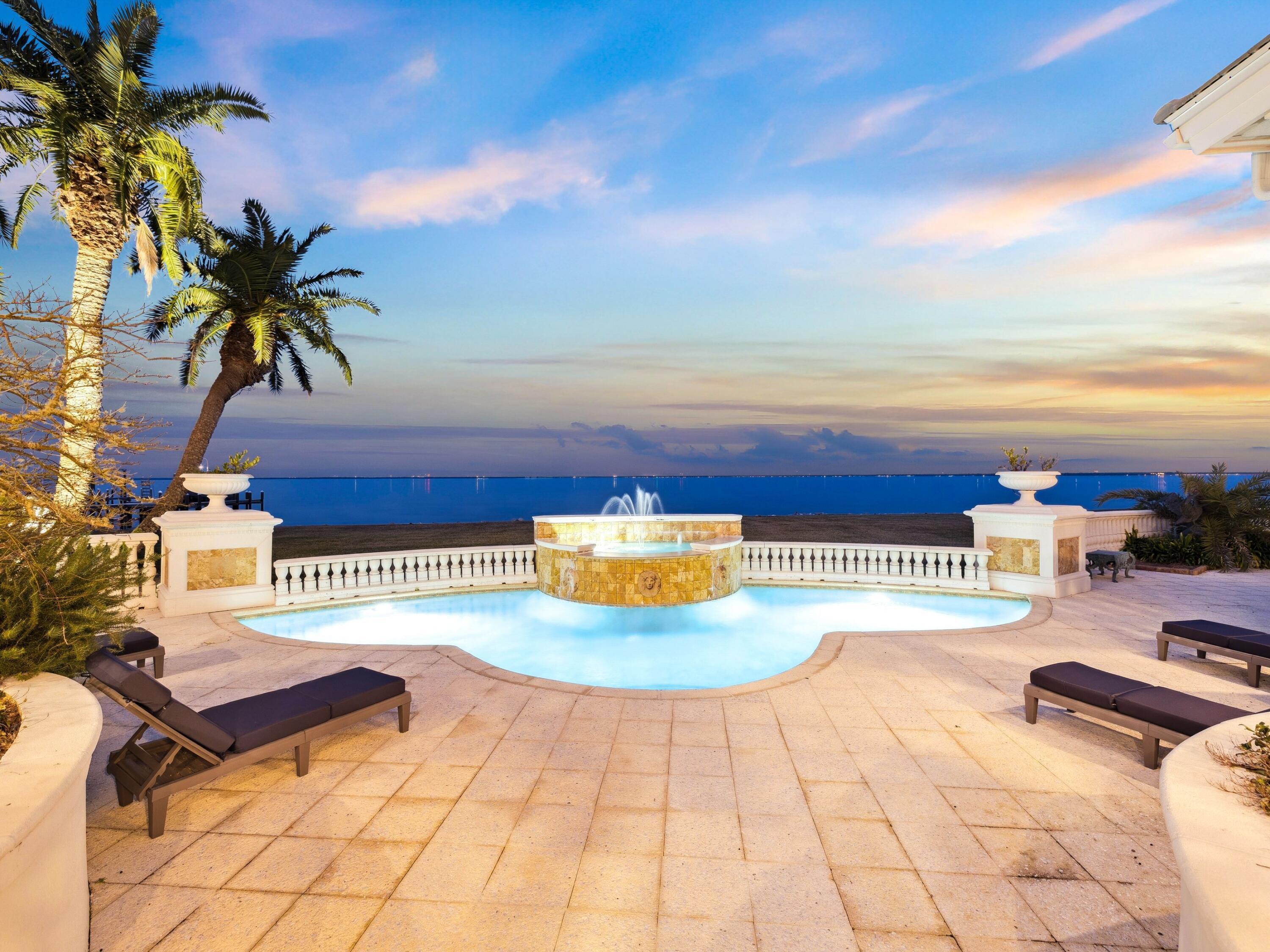 Image 4: Bayfront Pool