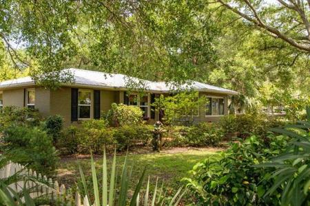 220 NE Beachview Drive