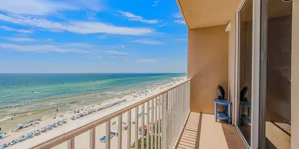Image 4: Sweeping Views!