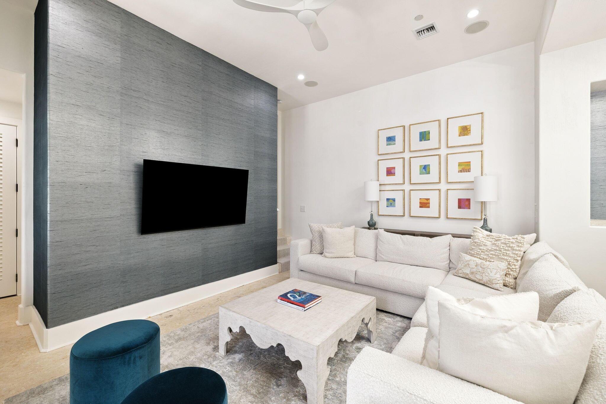 Image 3: 86 N Charles