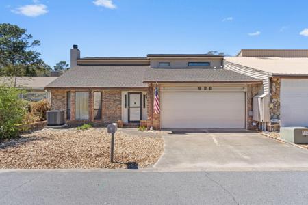 928 Holbrook Circle