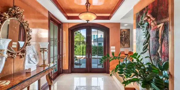 Image 3: 30 Jasmine Circle entry/foyer