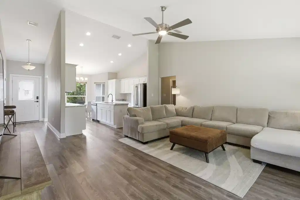 Image 1: Living Area