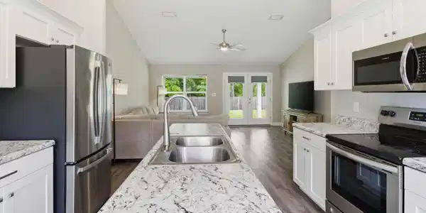 Image 4: Kitchen