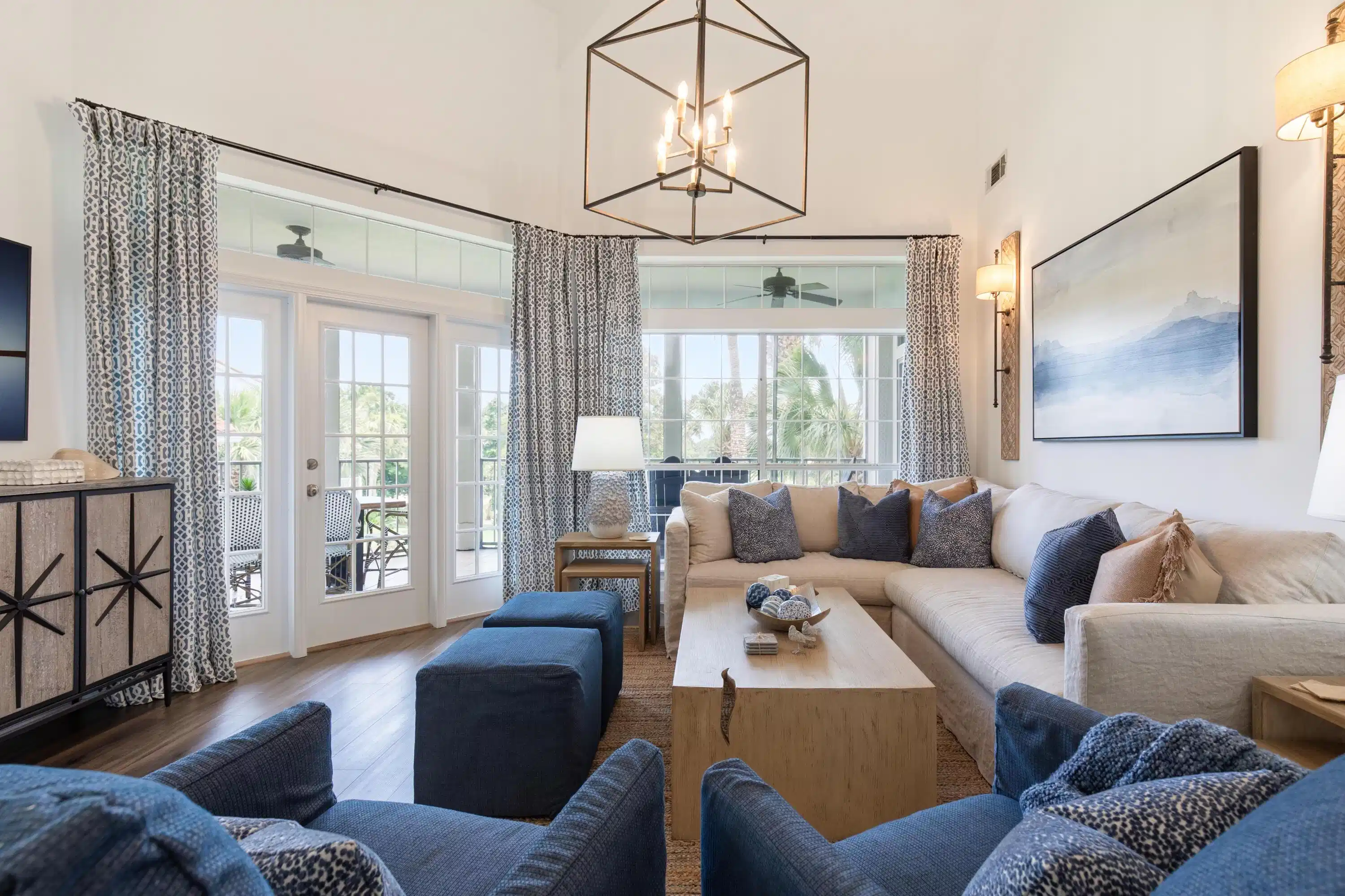 Image 1: Large Living Area