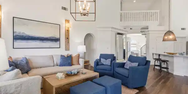 Image 3: Living Area