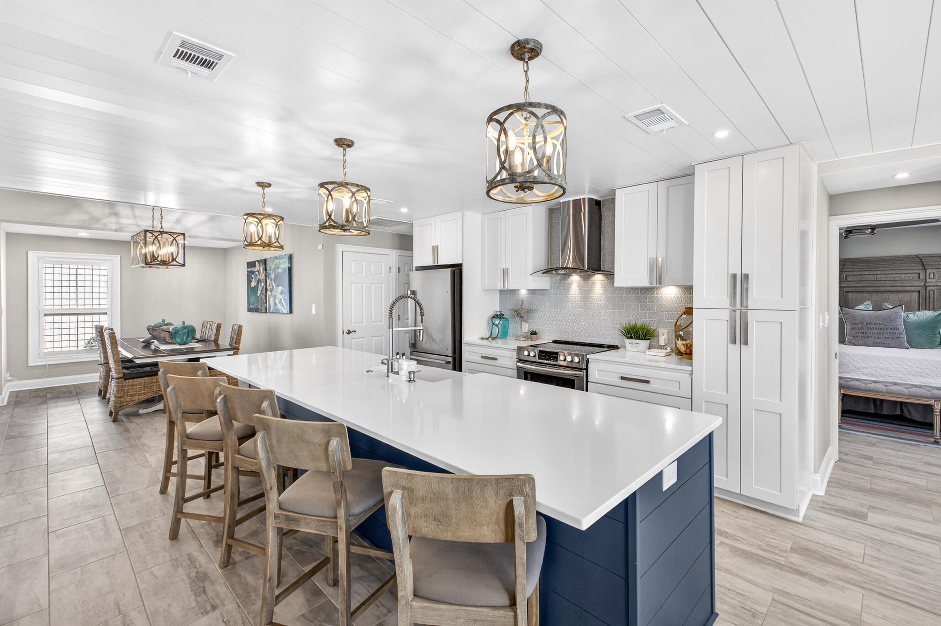 Image 2: Kitchen breakfast bar-island