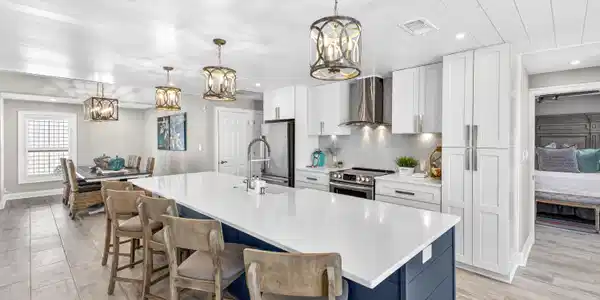 Image 2: Kitchen breakfast bar-island