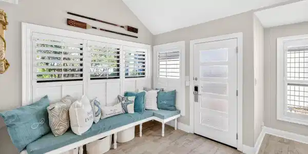 Image 3: Front sitting area