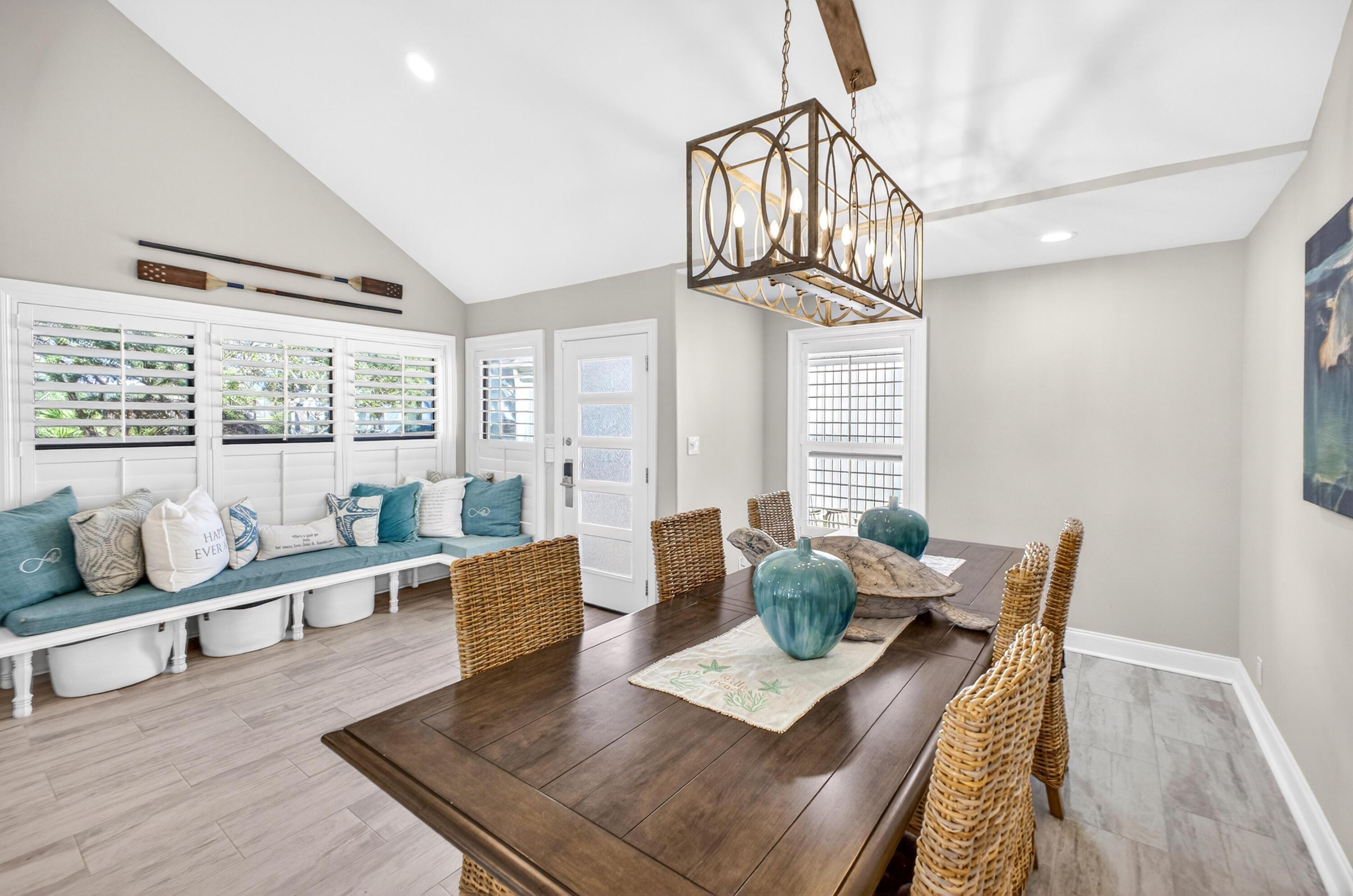 Image 4: Formal dining and front sitting area