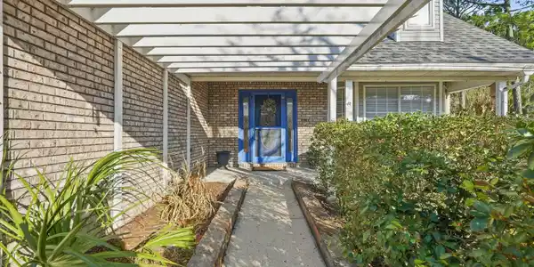 Image 4: Front Entrance