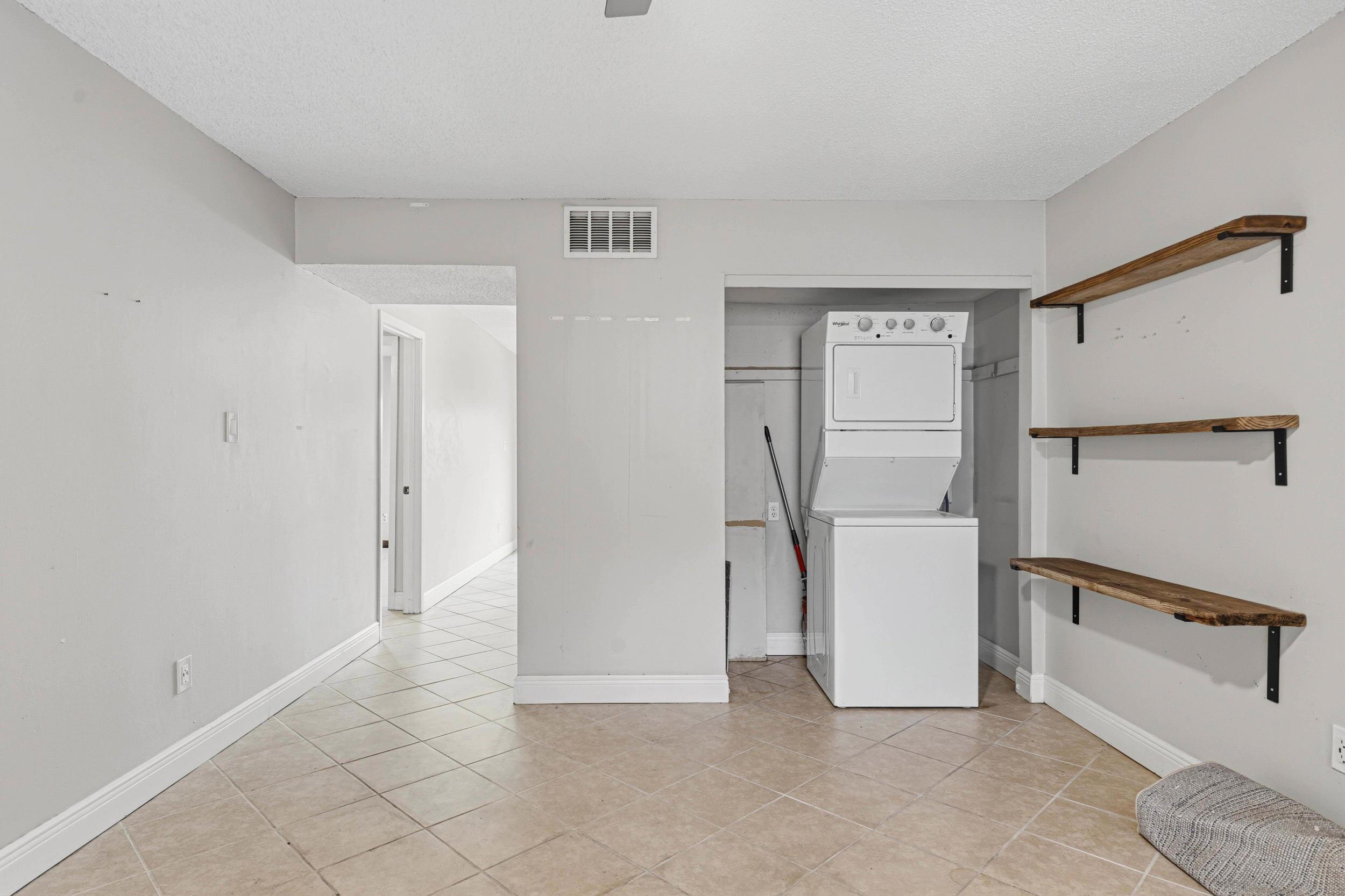 Image 4: Laundry Included